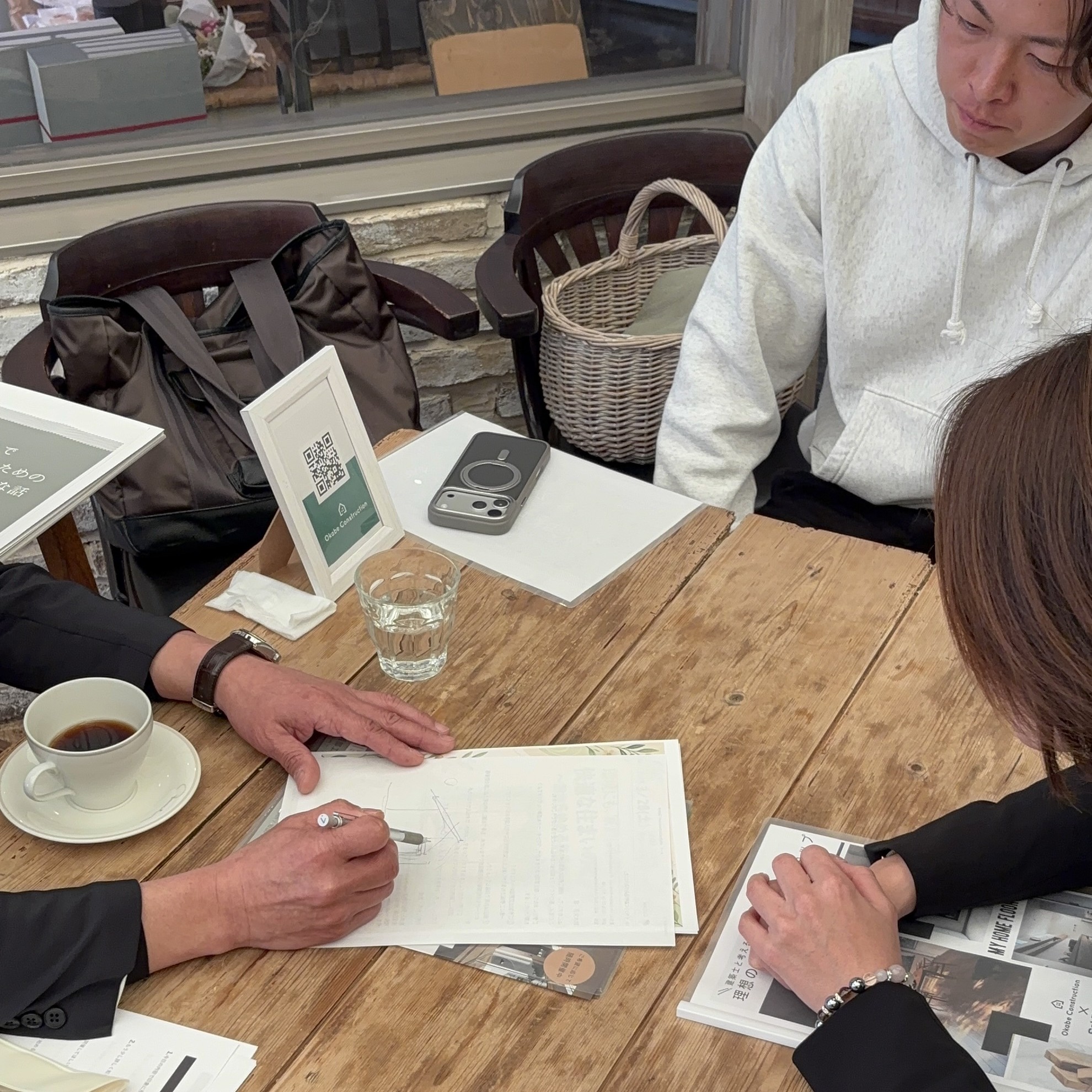 岡部工務店と不動産屋さんとこれからの家づくりについて語り合う様子