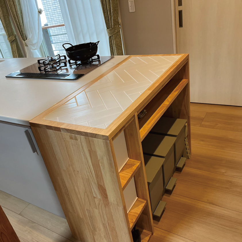 岡部工務店がキッチンにぴったり合わせて造作したキッチンキャブネット