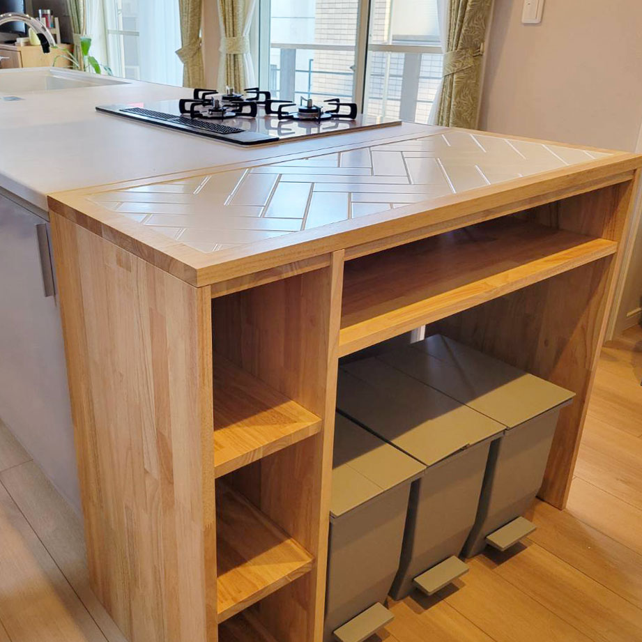 岡部工務店が造作したオリジナルのキッチンキャビネット