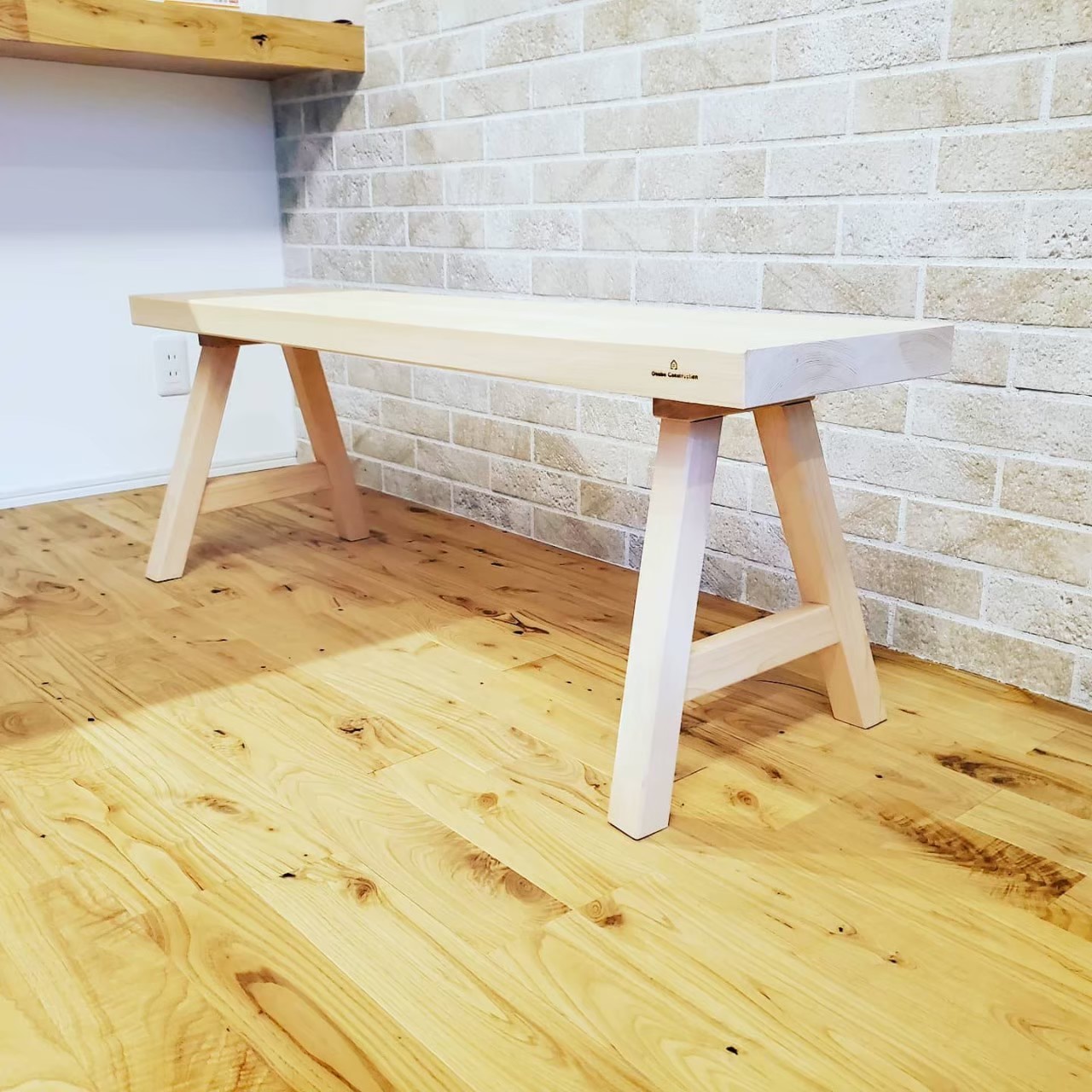 岡部工務店が施工したオリジナルロゴ入りの造作ベンチ