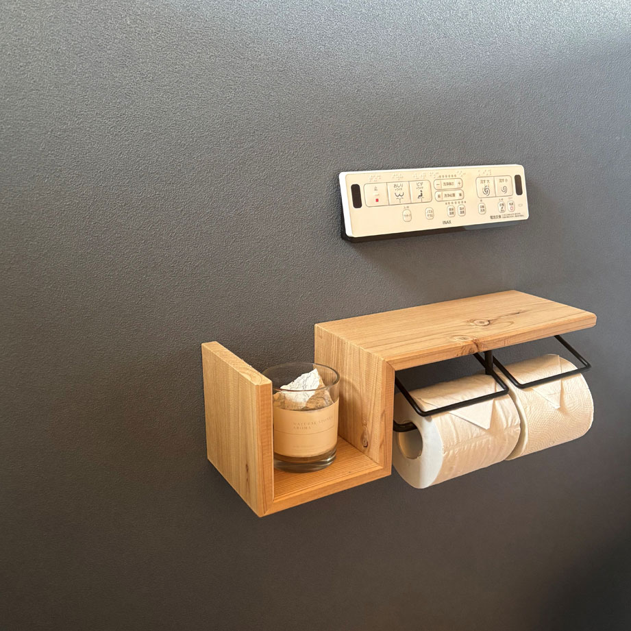 岡部工務店が端材とアイアンで造作したトイレットペーパーホルダー