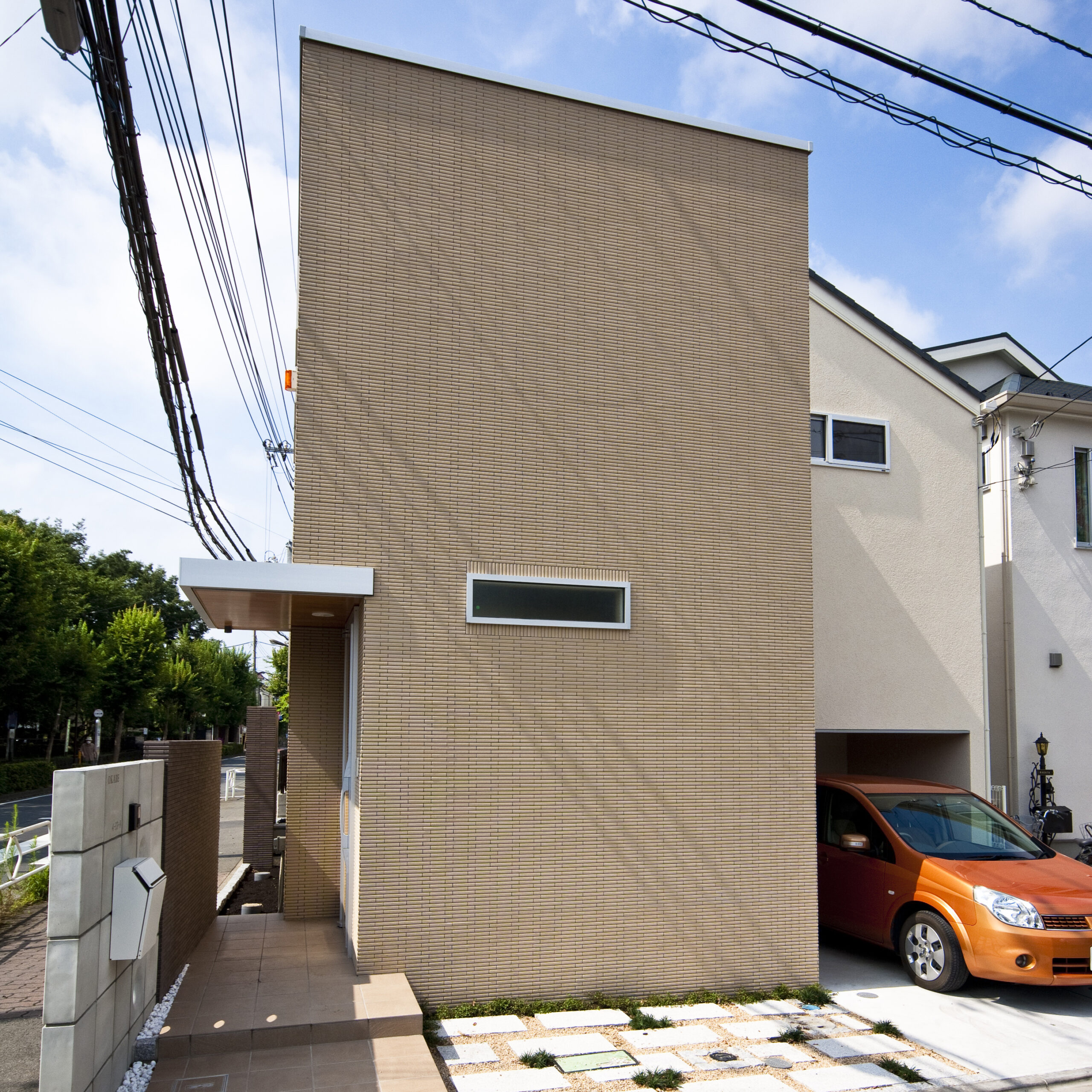 岡部工務店が施工した注文住宅のベージュのタイルの外壁の施工事例