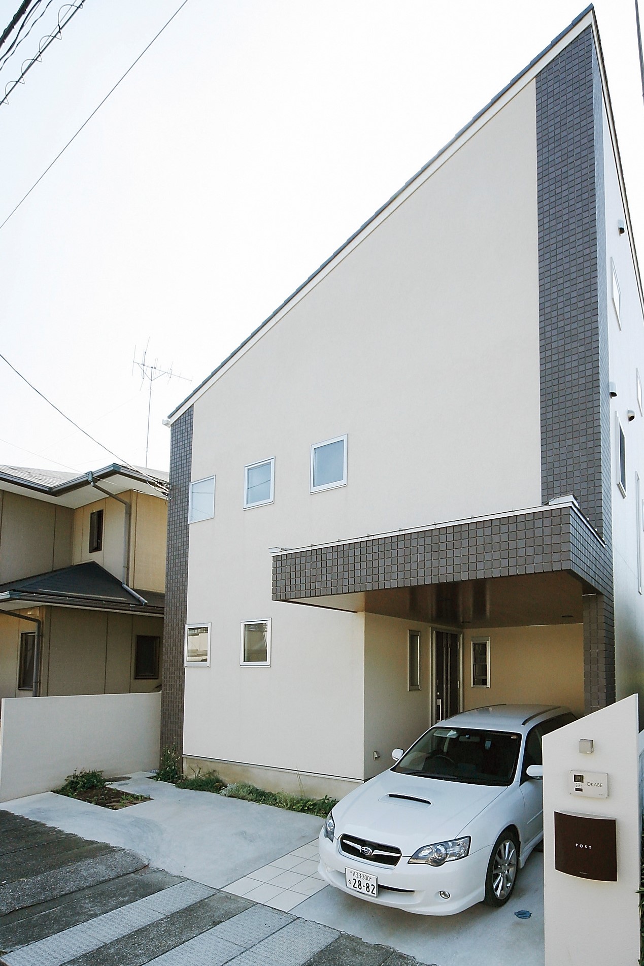 岡部工務店が施工した、斜めのラインの外観が特徴の注文住宅施工事例