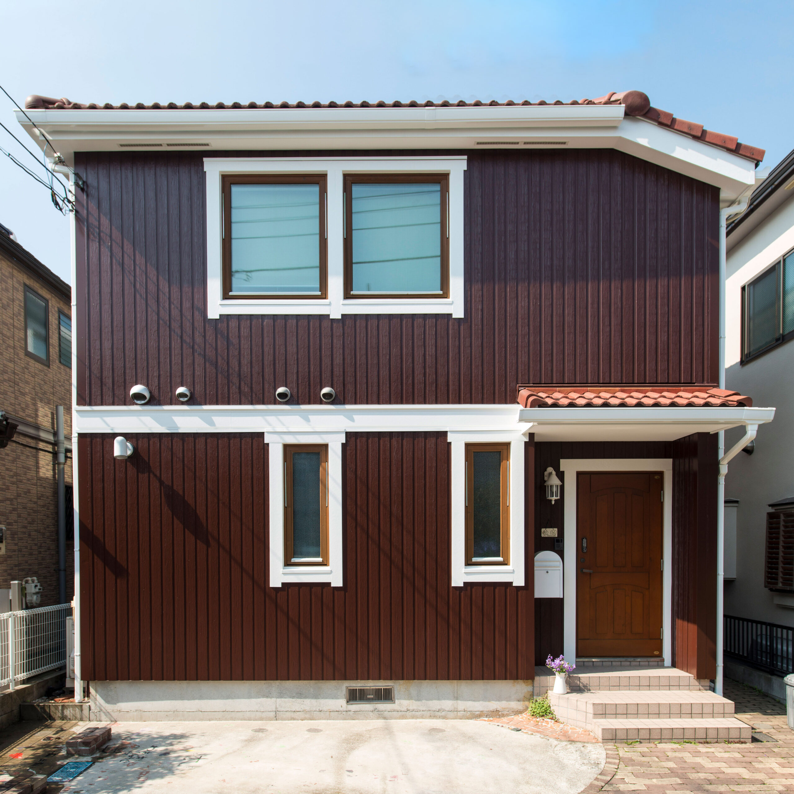 岡部工務店が施工した、スウェーデンハウス風の外観とオリジナル洗面台の施工事例