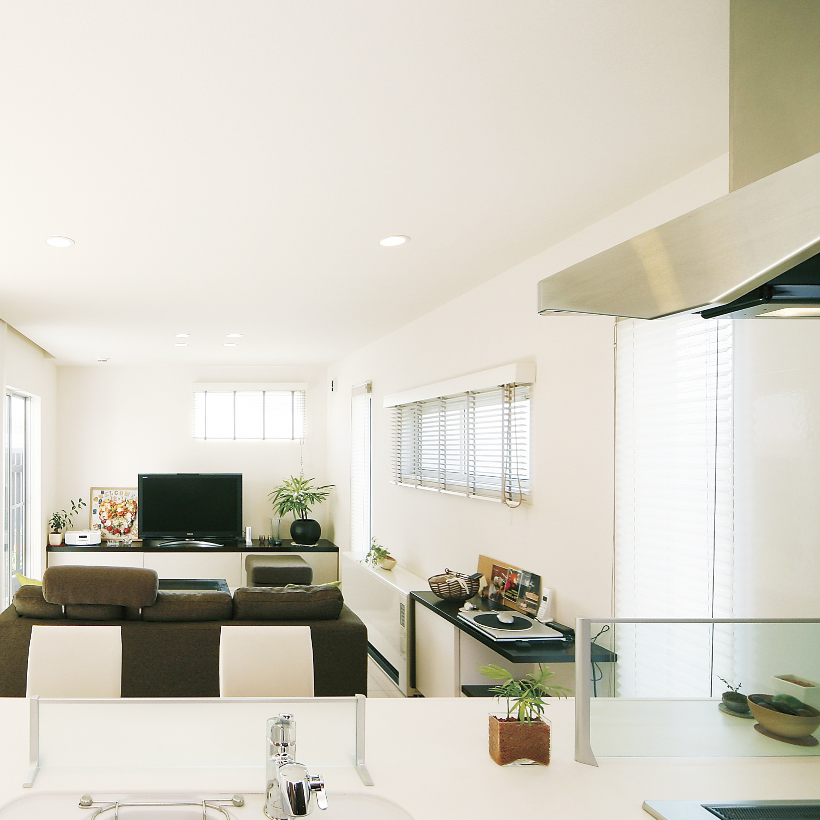 岡部工務店が施工したキッチンから見えるリビングの施工事例