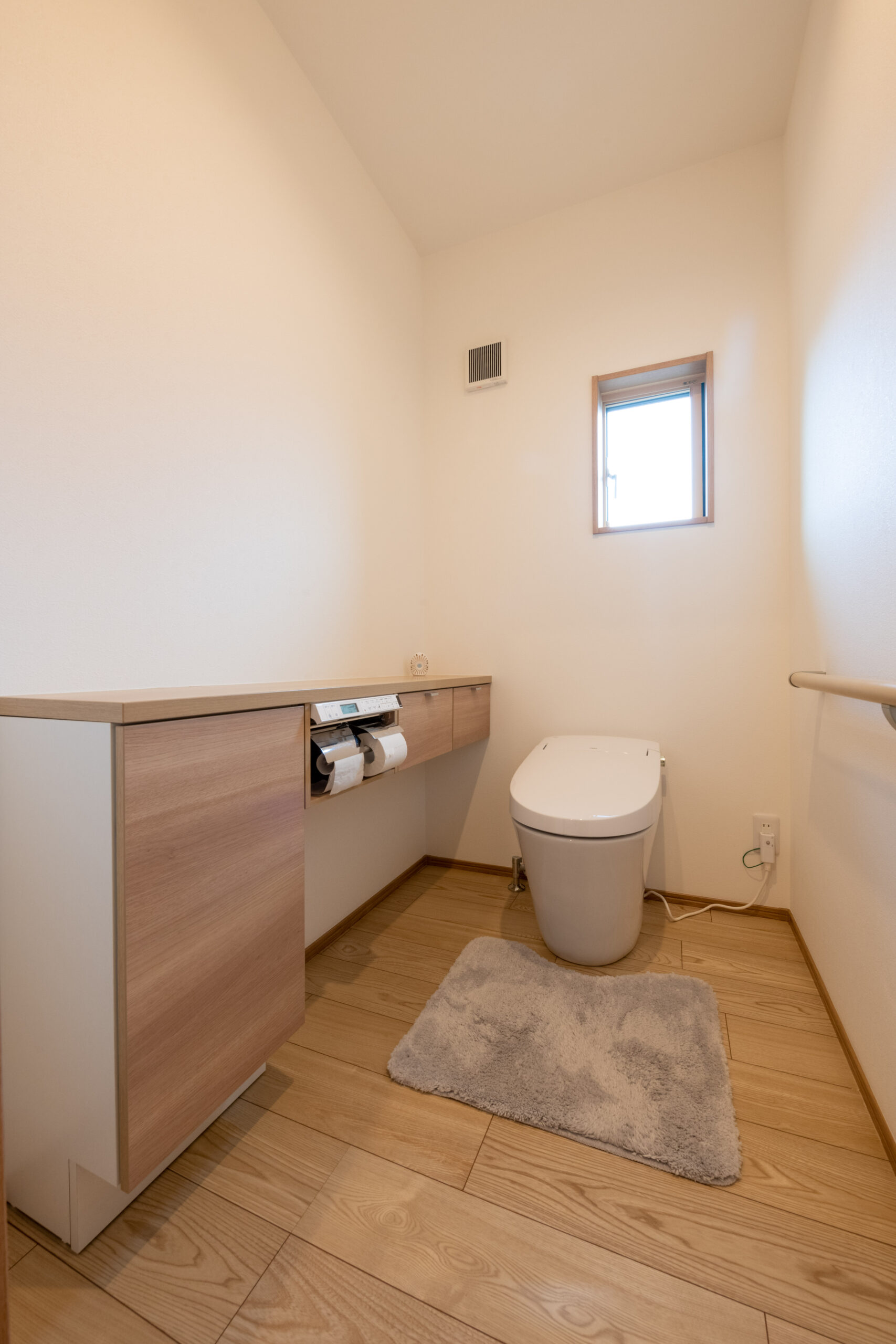 岡部工務店が施工したナチュラルカラーのシンプルなトイレの施工事例