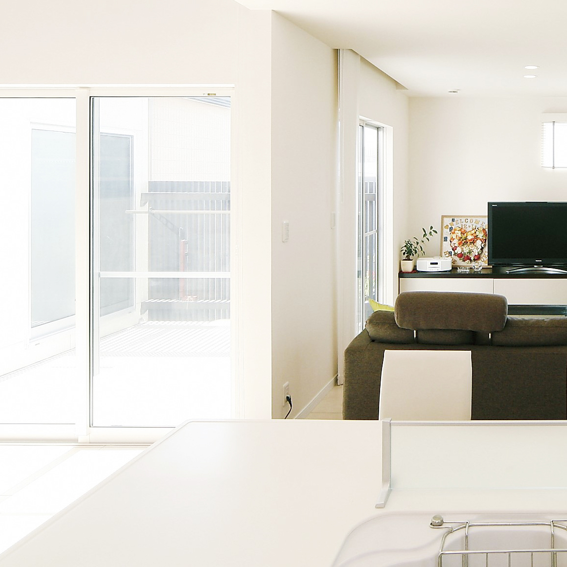 岡部工務店が施工した中庭が見える日当りの良いリビングの施工事例