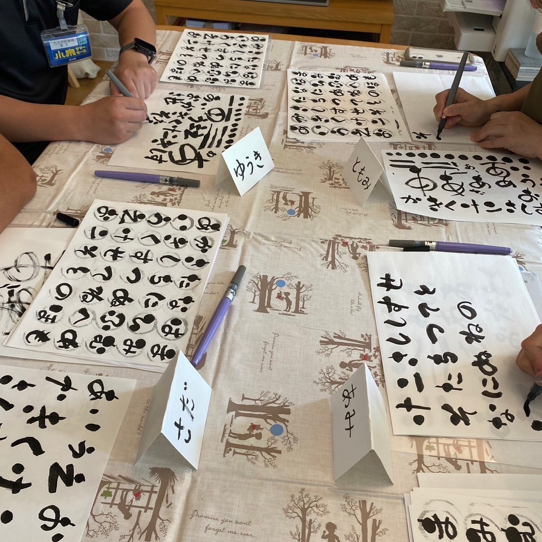 岡部工務店で開催された己書体験会の様子