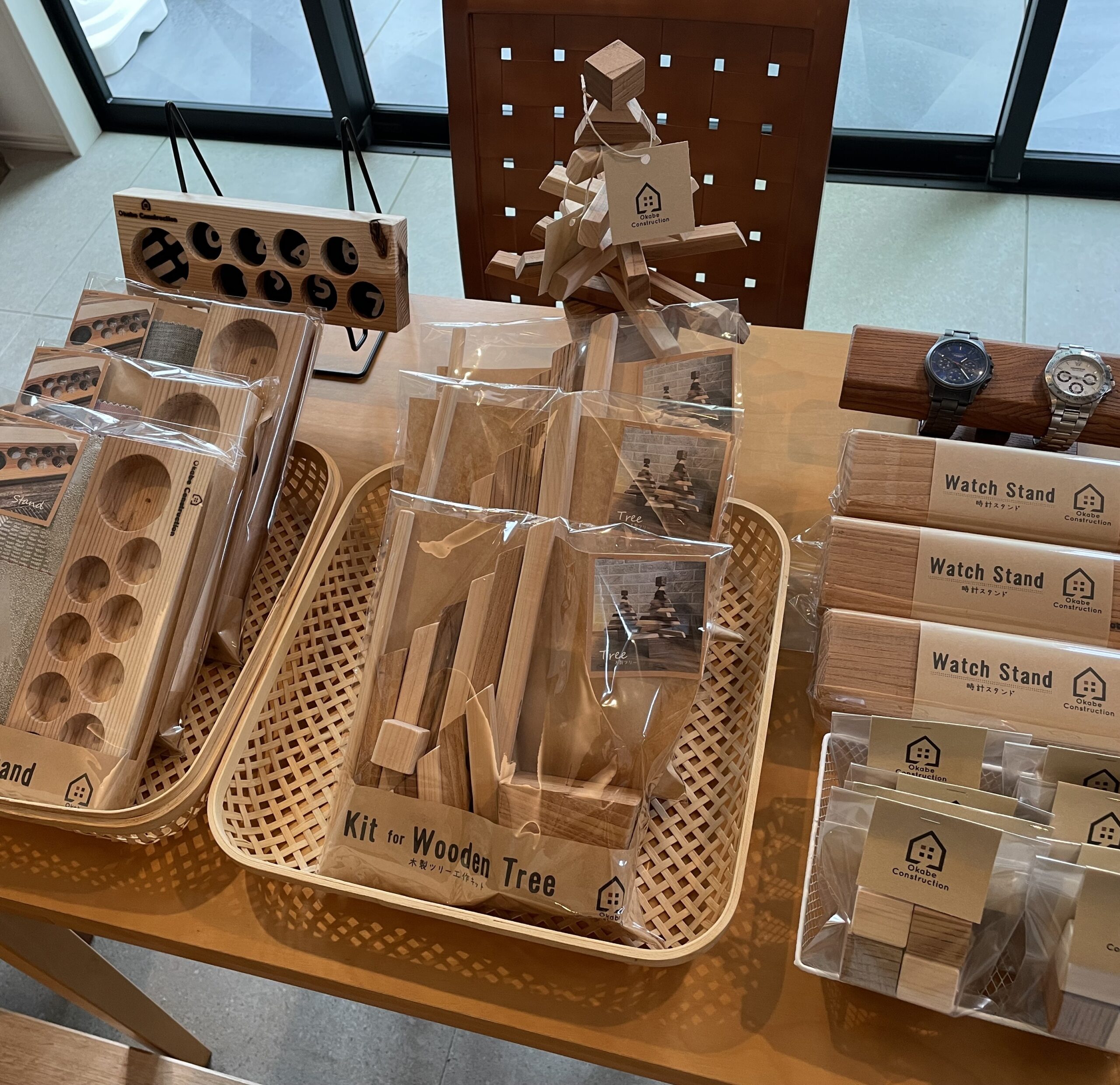 端材でつくる木工作キットのラッピング　岡部工務店