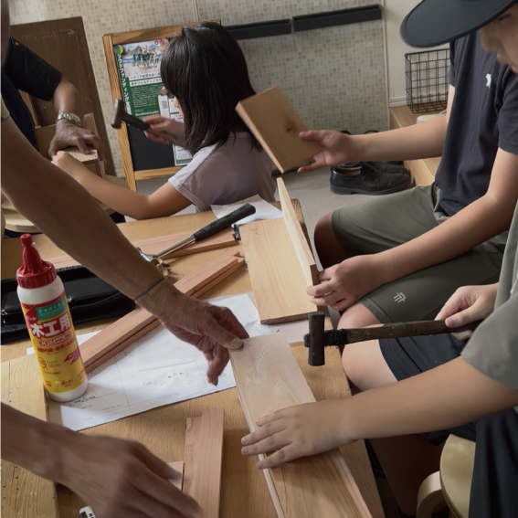 夏祭り　ディスプレイ棚作りの様子